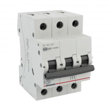 Interruptor automatico triple